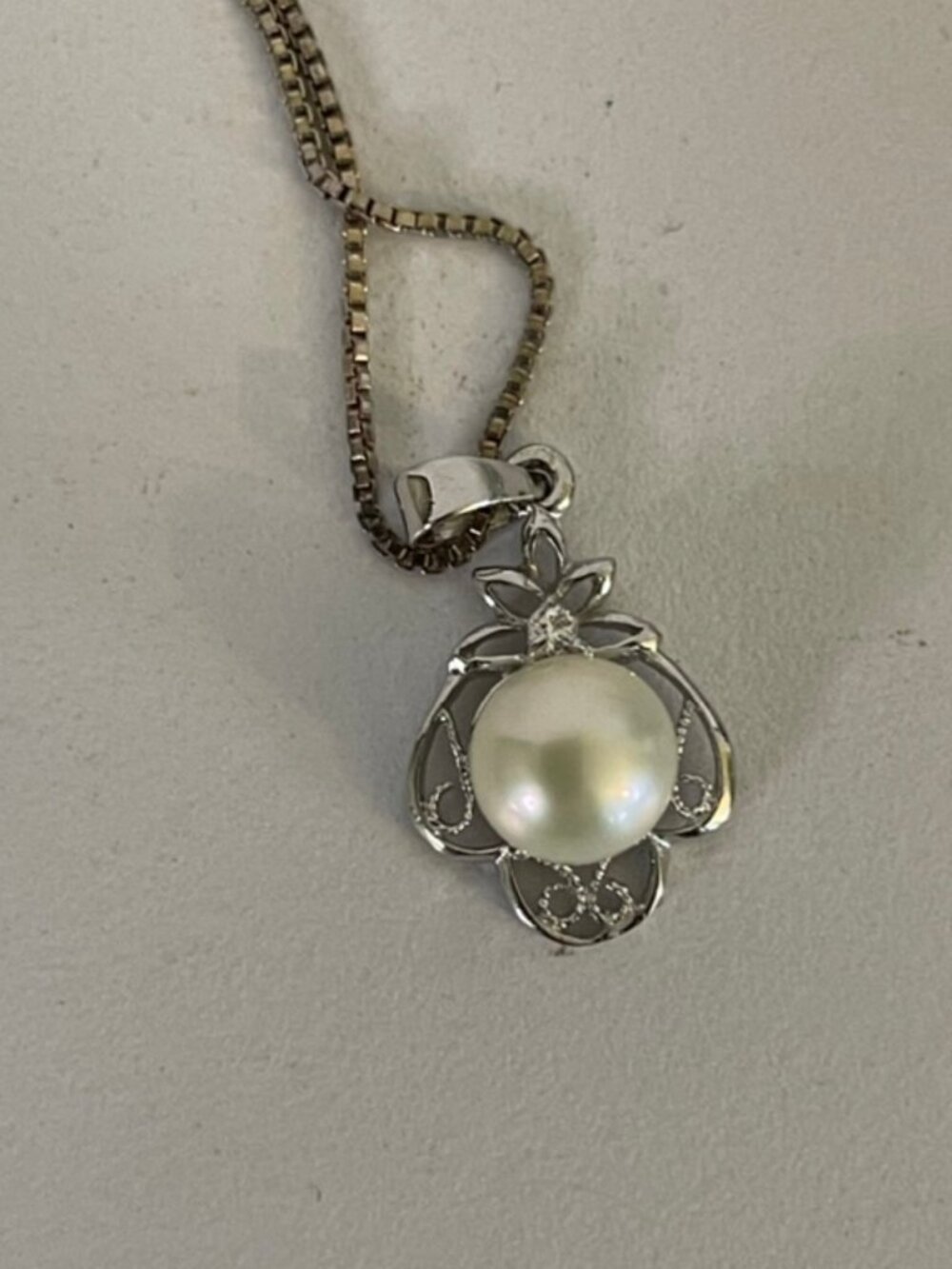 Sterling Silver White Pearl & Decorative Scroll Pendant with  18" Chain EUC
